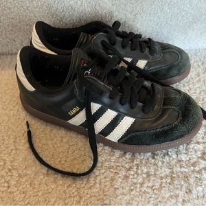 Kids indoor soccer shoes